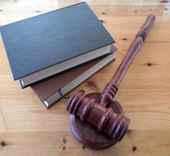 Prawo karne – jak wybrać prawnika, który będzie nas godnie i dobrze reprezentował?