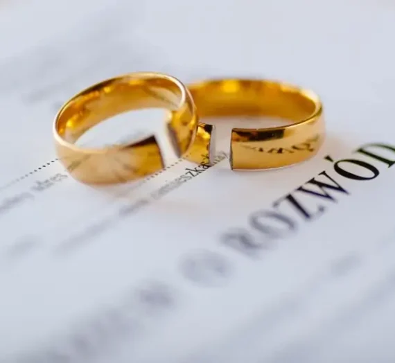 Na której ręce nosi się obrączkę?