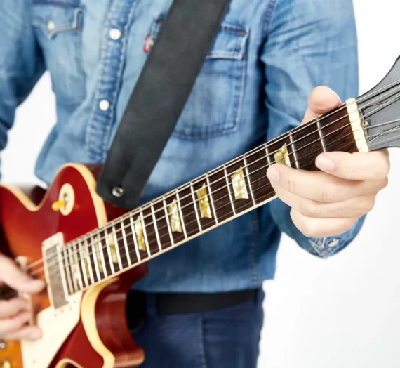 Kiedy powstała gitara elektryczna?