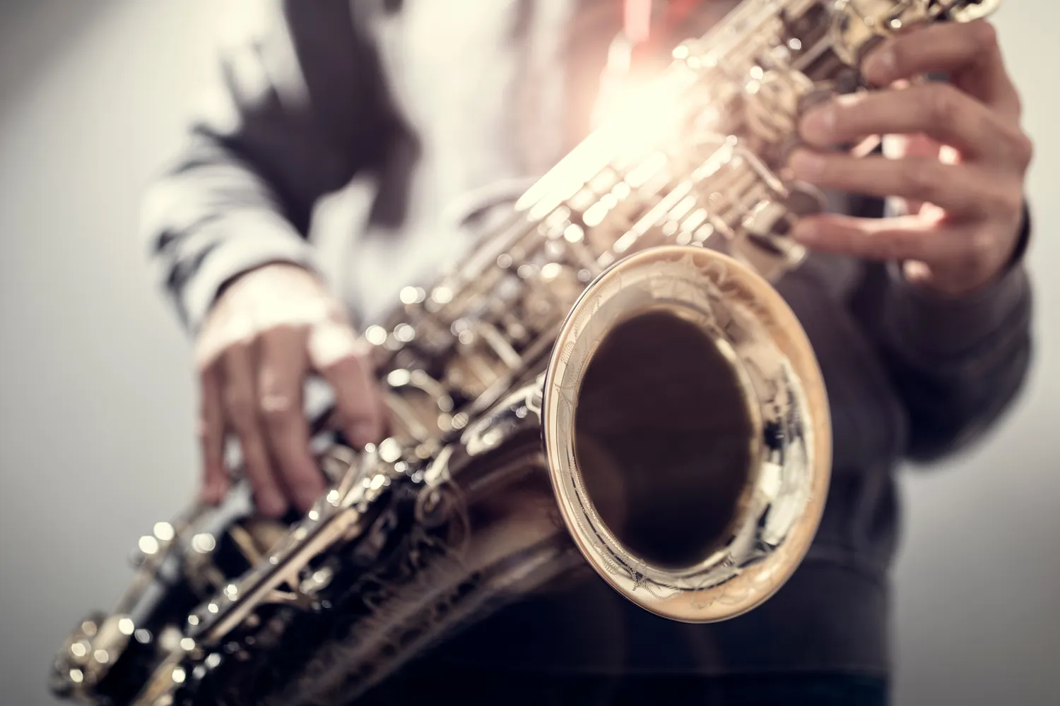 Dlaczego saksofon jest instrumentem drewnianym?