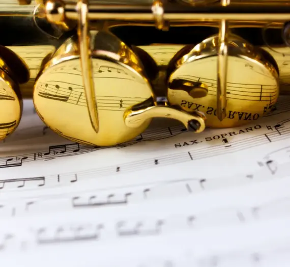 Ile waży saksofon tenorowy?