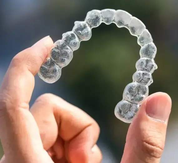 Invisalign czy zwykły aparat?